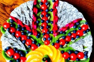 制作精美生日水果拼盘的全攻略（用新鲜水果打造独特的生日礼物）